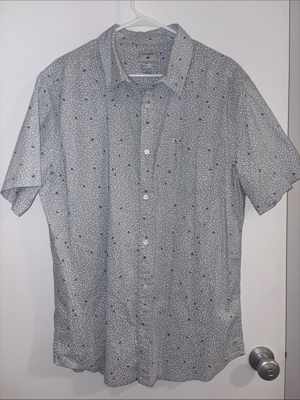 Quiksilver Short Sleeve Button-Down Men’s Large Blue Trending Collared Shirt